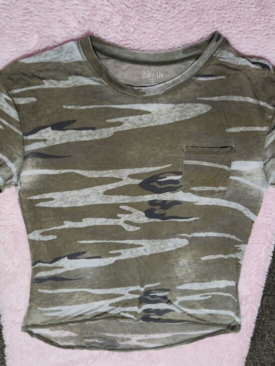 Zoe + Liv Tops - Zoe + Liv Womens Large Camo Pocket Tee